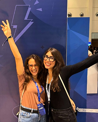 Noemi con una cliente al Marketers World
