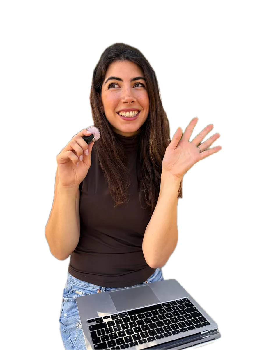 Noemi saluta sorridendo